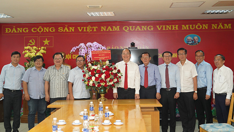 Đoàn công tác của Thành ủy Thành phố Hồ Chí Minh tặng hoa chúc mừng Cơ quan thường trực Báo Nhân Dân tại TP Hồ Chí Minh. (Ảnh Thế Anh)