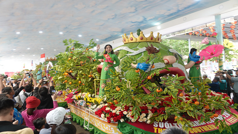 Đông đảo du khách đến xem chương trình diễu hành “Suối Tiên Farm – Rẽ sóng vươn mình”.