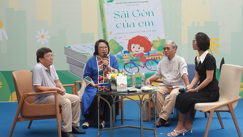 Giao lưu với các tác giả viết cho thiếu nhi tại chương trình.