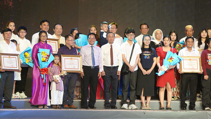 Tuyên dương các gia đình văn hóa- hạnh phúc tiêu biểu.