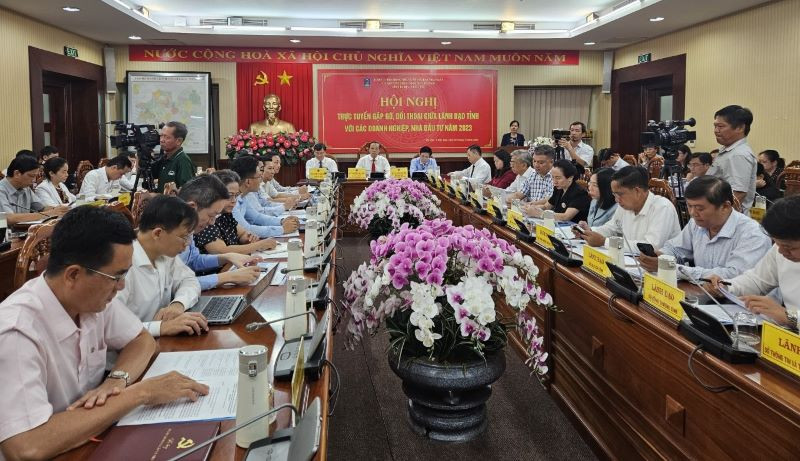 Toàn cảnh Hội nghị gặp gỡ, đối thoại giữa lãnh đạo tỉnh với các doanh nghiệp, nhà đầu tư năm 2023.