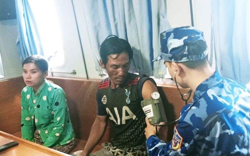 Kiểm tra sức khỏe cho ngư dân.