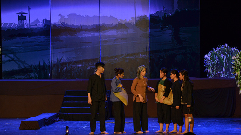 Cảnh trong vở "Cánh đồng rực lửa" của Sân khấu kịch Quốc Thảo.