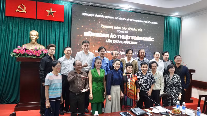 Các đại biểu, nghệ sĩ ảo thuật chụp ảnh lưu niệm tại buổi họp báo.