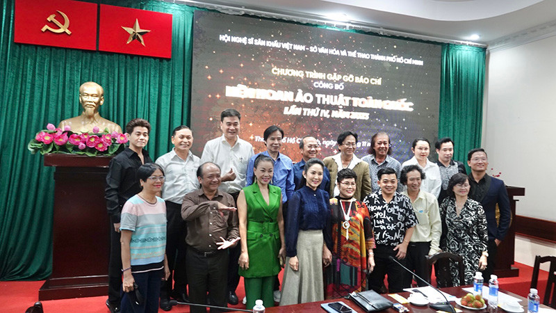 Các đại biểu, nghệ sĩ ảo thuật chụp ảnh lưu niệm tại buổi họp báo.