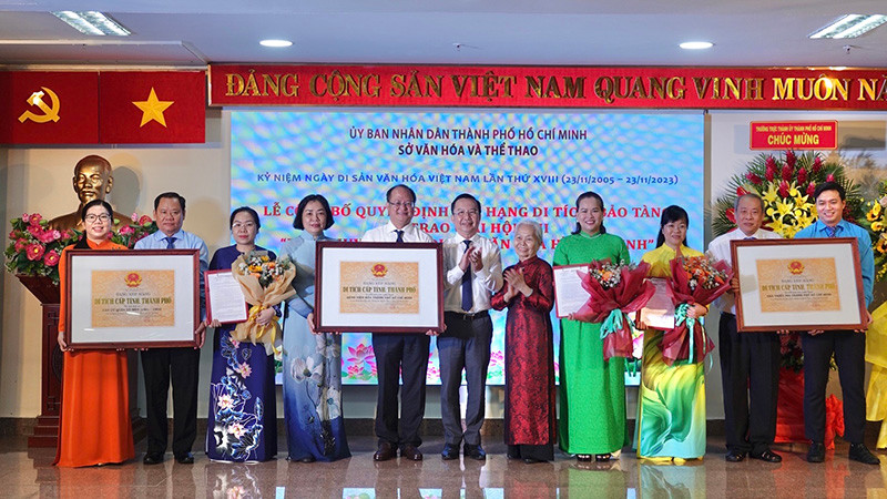 Trao Bằng xếp hạng di tích cấp Thành phố cho các đơn vị.
