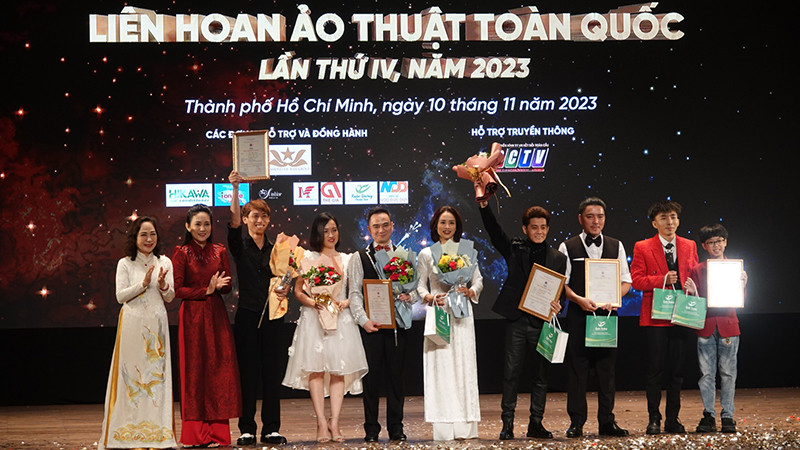 Ban tổ chức trao huy chương Vàng cho 5 tiết mục ảo thuật xuất sắc nhất liên hoan. 