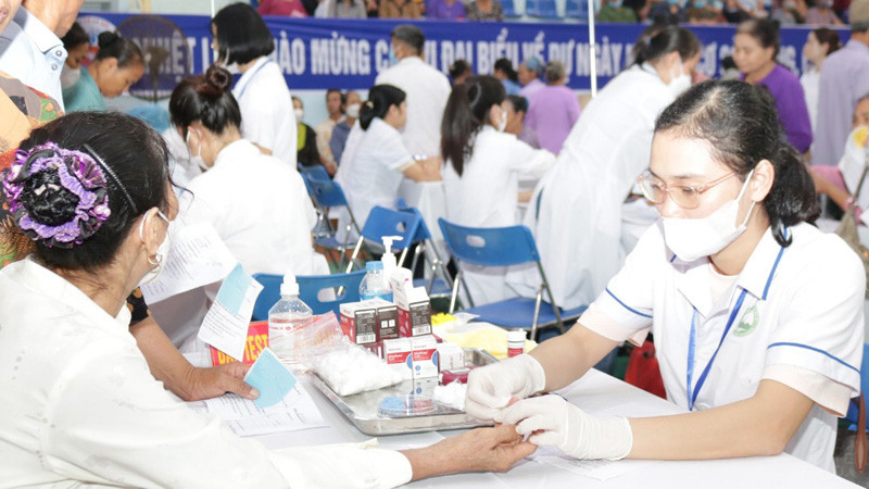 Các y, bác sĩ test đường máu cho người dân trên địa bàn huyện Ba Vì để phát hiện bệnh đái tháo đường