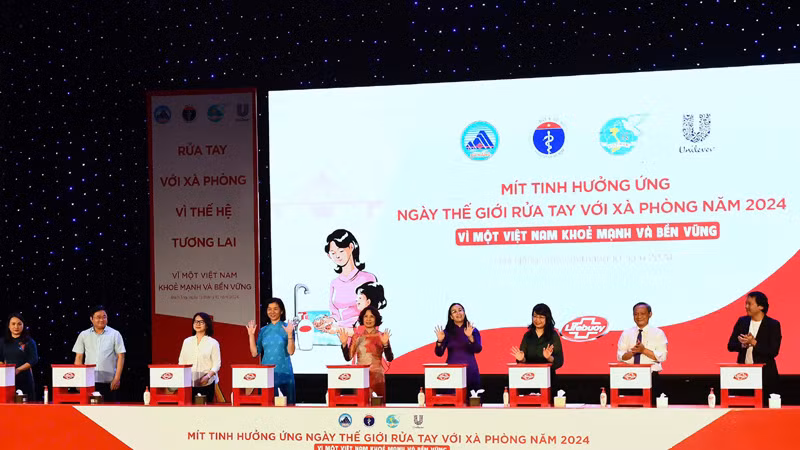 Đại biểu thực hiện các bước rửa tay với xà phòng tại buổi mít-tinh.