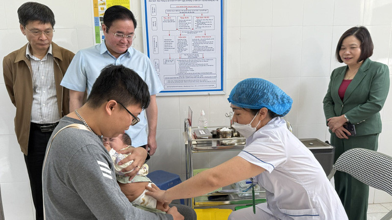 Tiêm vaccine phòng bệnh sởi cho trẻ em tại Trạm Y tế phường Phúc Lợi (quận Long Biên, Hà Nội).