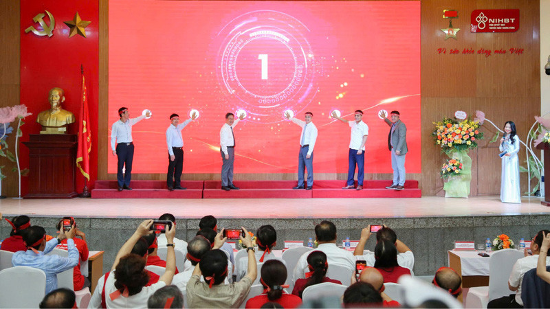 Lãnh đạo Bộ Y tế, Viện Huyết học-Truyền máu Trung ương và các đại biểu ấn nút phát động Hành trình Đỏ toàn quốc lần thứ XIII-năm 2025.