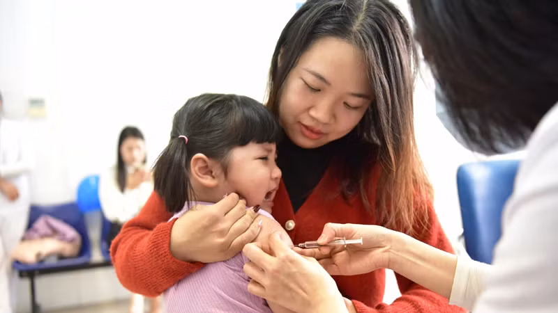 Các y, bác sĩ tiêm chủng vaccine cho trẻ em trên địa bàn Hà Nội