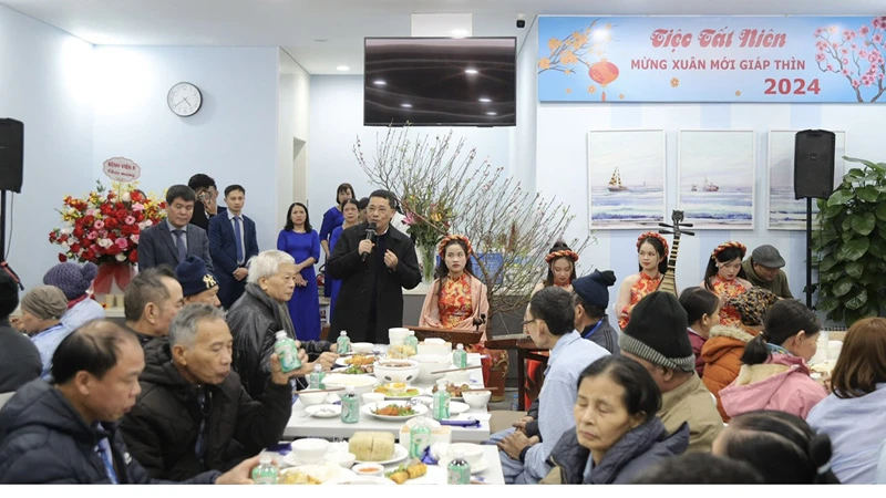 Lãnh đạo Bệnh viện K phát biểu khai mạc Chương trình "Tết yêu thương-Cơm sum vầy" dành cho các bệnh nhân đang điều trị tại cơ sở Tam Hiệp.