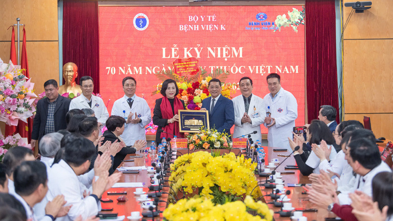 Phó Chủ tịch Quốc hội Nguyễn Thị Thanh tặng hoa và quà lưu niệm cho Ban Giám đốc Bệnh viện K tại buổi thăm và chúc mừng nhân Kỷ niệm 70 năm Ngày Thầy thuốc Việt Nam (27/2).