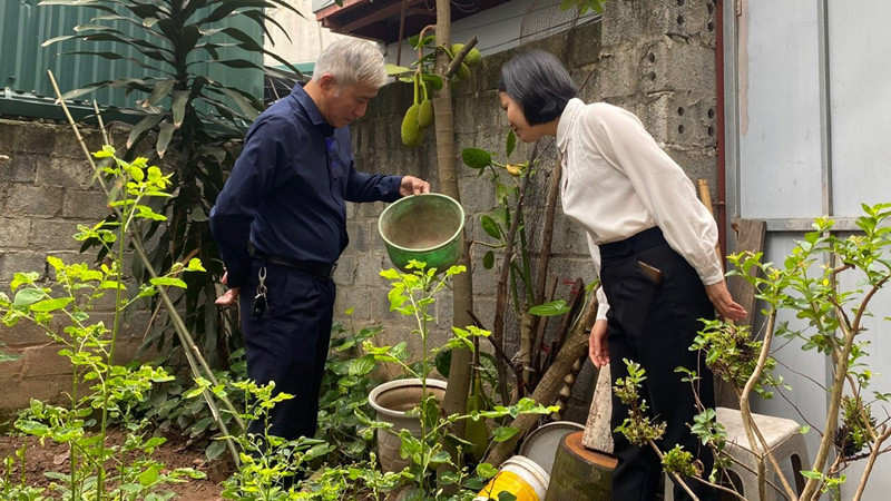 Cán bộ Trung tâm Kiểm soát bệnh tật thành phố Hà Nội kiểm tra công tác phòng, chống sốt xuất huyết tại các địa phương.