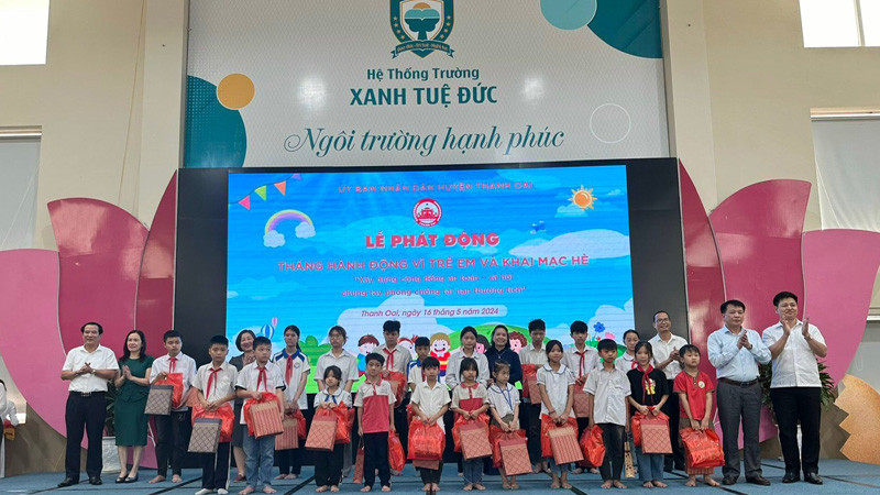 Trao quà cho các học sinh có hoàn cảnh khó khăn trên địa bàn huyện Thanh Oai (thành phố Hà Nội) tại Lễ phát động.