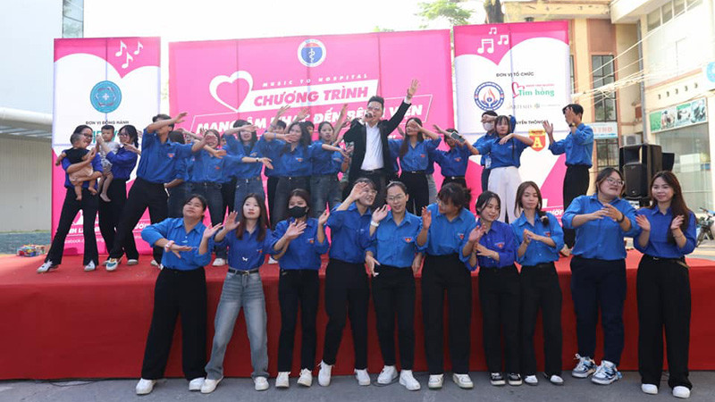 Các nghệ sĩ biểu diễn tại Chương trình "Mang âm nhạc đến bệnh viện số 201".