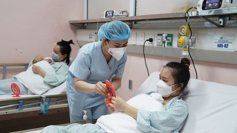 Chăm sóc trẻ sinh non tại Bệnh viện Nhi Trung ương.