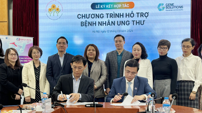 Lãnh đạo hai đơn vị ký kết Chương trình hỗ trợ bệnh nhân ung thư.