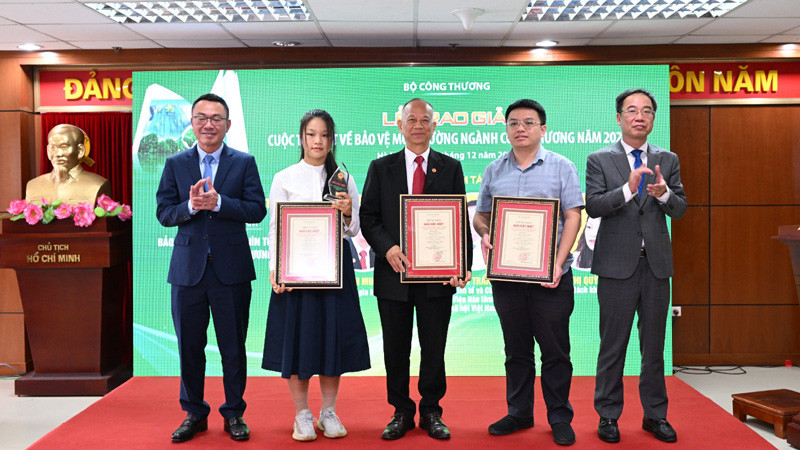 Trao giải đặc biệt cho tác phẩm "Bảo vệ môi trường nhìn từ góc độ ngành Công thương".