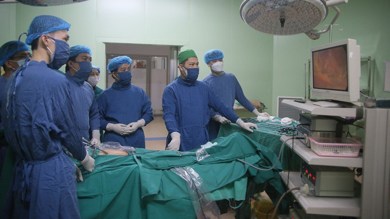 Các y, bác sĩ Bệnh viện Đa khoa huyện Ba Vì mổ nội soi cho người bệnh.