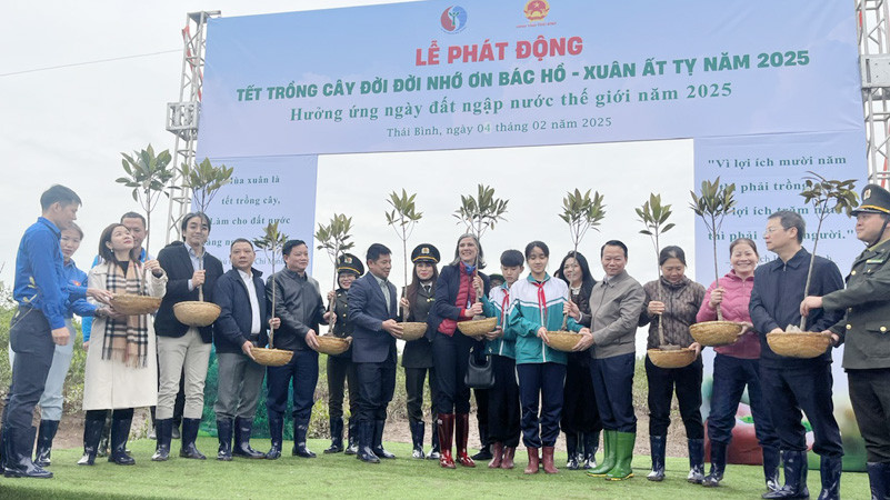 Lãnh đạo Bộ Tài nguyên và Môi trường. Tỉnh ủy, UBND tỉnh Thái Bình trao cây giống cho các đơn vị trên địa bàn tại lễ phát động.