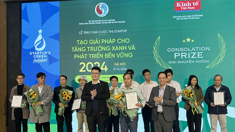 Ban Tổ chức trao giải cho các tác giả, nhóm tác giả đoạt giải của Cuộc thi