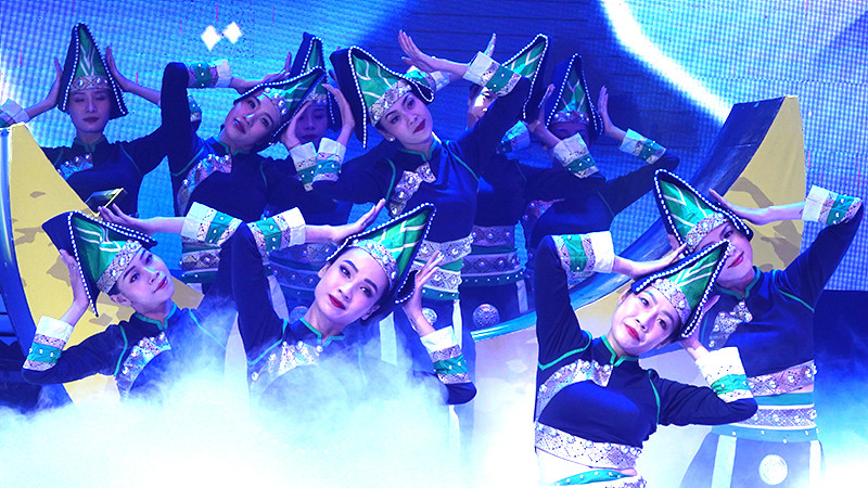 Tiết mục múa Trăng xuân thì của đơn vị Trung tâm Văn hóa Thể thao Quận 6.