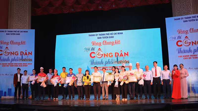 Các đại biểu chụp ảnh lưu niệm với các đơn vị đoạt giải trong vòng chung kết.