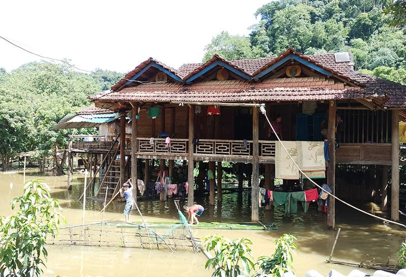 Hơn 40 hộ bản Giáng đang bị nước ngập bao quanh.