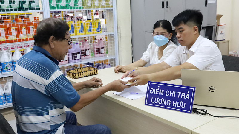 Chi trả lương hưu cho cán bộ hưu trí tại Tây Ninh. Hiện cơ quan Bảo hiểm xã hội đẩy mạnh việc chi trả qua tài khoản cá nhân.