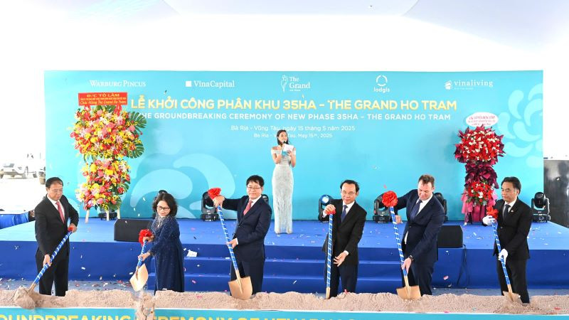 Các đại biểu thực hiện nghi thức khởi công dự án.