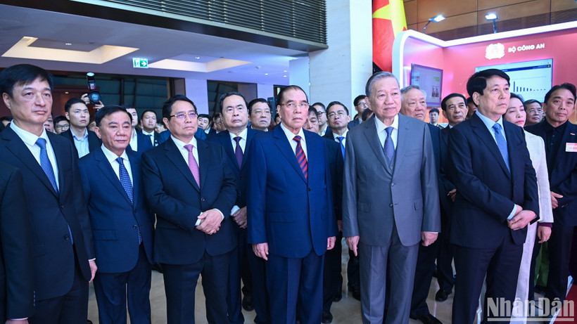 Tổng Bí thư Tô Lâm, Chủ tịch nước Lương Cường, Thủ tướng Phạm Minh Chính, Chủ tịch Quốc hội Trần Thanh Mẫn cùng các đồng chí lãnh đạo Đảng, Nhà nước tham quan gian trưng bày các sản phẩm khoa học công nghệ.
