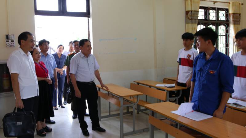 Lãnh đạo Ủy ban nhân dân tỉnh Lạng Sơn kiểm tra cơ sở vật chất trường học tại Trường trung học phổ thông huyện Đình Lập.