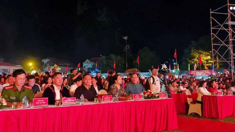Đại diện lãnh đạo tỉnh Lạng Sơn, cùng đông đảo bà con nhân dân các dân tộc tham gia lễ hội.