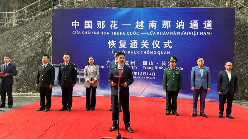 Lãnh đạo Ủy ban nhân dân huyện Tràng Định (Lạng Sơn) phát biểu khôi phục hoạt động xuất, nhập khẩu qua cửa khẩu Nà Nưa.