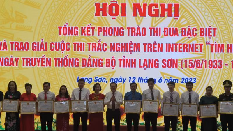 Chủ tịch Ủy ban nhân dân tỉnh Lạng Sơn trao tặng bằng khen cho các tập thể và cá nhân có thành tích xuất sắc trong phong trào thi đua đặc biệt.