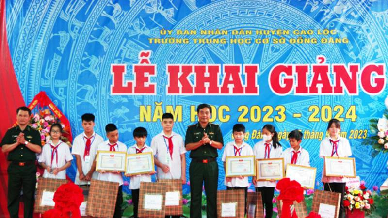 Lãnh đạo Bộ chỉ huy, Bộ đội Biên phòng tỉnh Lạng Sơn, trao quà và giấy khen cho các em học sinh Trường Trung học cơ sở Đồng Đăng (Cao Lộc).