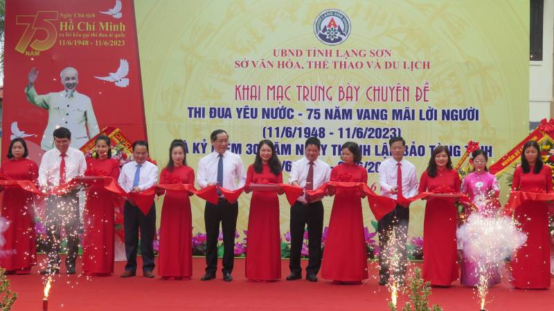 Các đại biểu tham gia cắt băng trưng bày chuyên đề: "Thi đua yêu nước - 75 năm vang mãi lời Người".