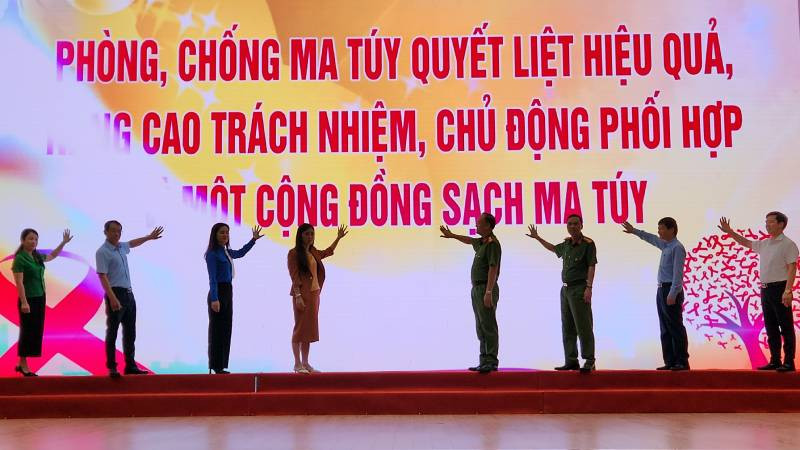 Các đại biểu dự Lễ mít-tinh thực hiện nghi lễ cam kết phòng, chống ma túy năm 2023.