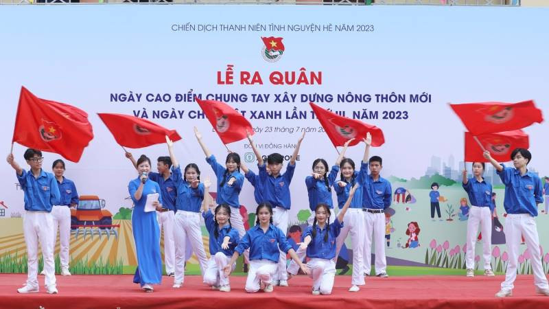 Đội thanh niên xung kích huyện Chi Lăng, (Lạng Sơn), tham gia văn nghệ chào mừng lễ ra quân.