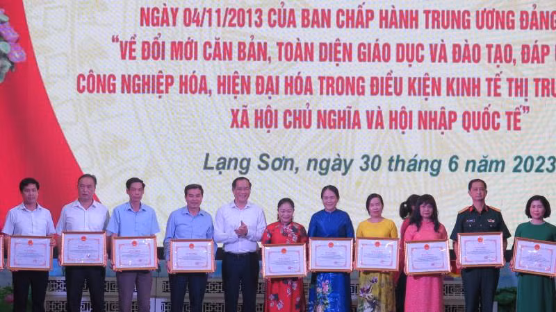 Đại diện lãnh đạo Ủy ban nhân dân tỉnh Lạng Sơn, trao tặng bằng khen của Chủ tịch Ủy ban nhân dân tỉnh cho các tập thể và cá nhân có thành tích xuất sắc trong thực hiện Nghị quyết số 29 của Ban Chấp hành Trung ương Đảng khóa XI.
