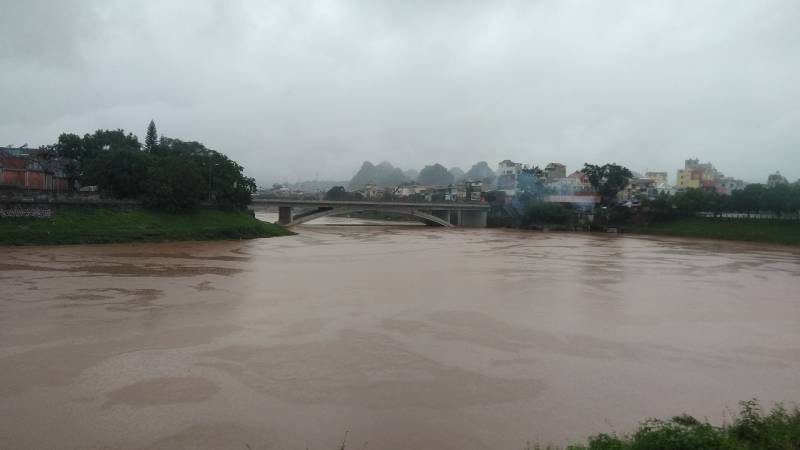 Nước trên sông Kỳ Cùng, Thành phố Lạng Sơn (Lạng Sơn) đang tiếp tục dâng cao.