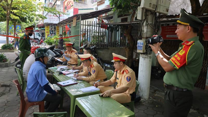 Phòng cảnh sát giao thông tỉnh Lạng Sơn, chủ trì phối hợp với tổ điều lệnh công an tỉnh, phòng cảnh sát cơ động, tăng cường kiểm tra vi phạm nồng độ cồn.