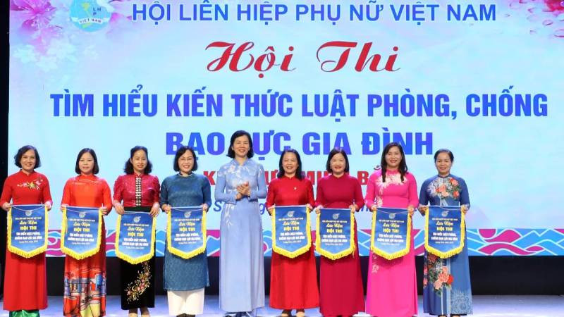 Ban Tổ chức Hội thi tặng cờ lưu niệm cho các đội thi.