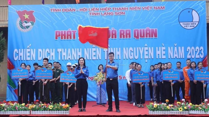 Các đại biểu và đoàn viên, thanh niên tham dự buổi lễ phát động ra quân chiến dịch Thanh niên tình nguyện hè năm 2023.