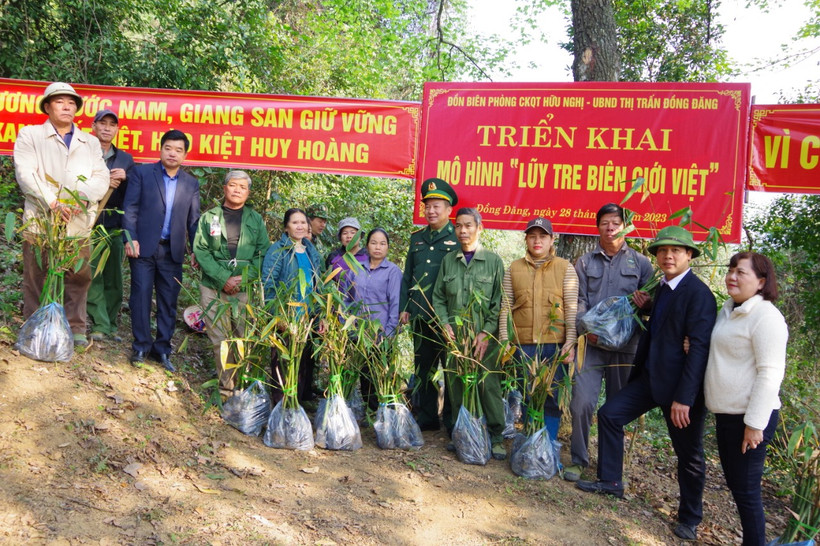 Đồn Biên phòng cửa khẩu quốc tế Hữu Nghị (huyện Cao Lộc) tặng cây tre Bát Độ cho người dân các thôn bản giáp biên.