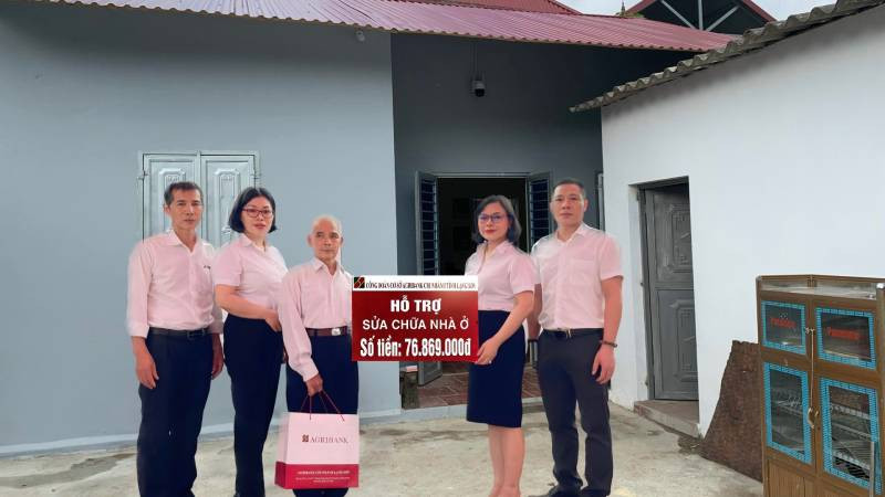 Lãnh đạo Agribank Chi nhánh Lạng Sơn, trao hỗ trợ kinh phí và bàn giao ngôi nhà "Mái ấm công đoàn" cho ông Hoàng Văn Thời.