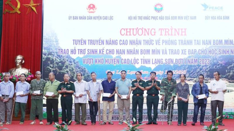 Trung tướng Phạm Ngọc Khóa, Phó Chủ tịch Thường trực Hội hỗ trợ khắc phục hậu quả bom mìn Việt Nam tặng quà sinh kế cho các nạn nhân có hoàn cảnh khó khăn tại huyện Cao Lộc (Lạng Sơn).