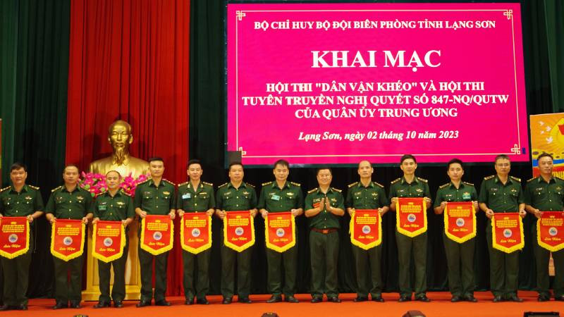 Các đội thi Hội thi "Dân vận khéo" của Bộ đội biên phòng Lạng Sơn nhận cờ lưu niệm của Ban tổ chức.